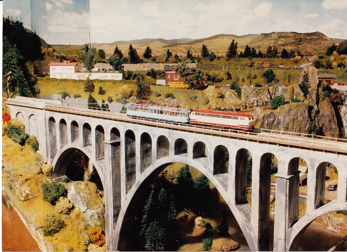Br&uumlcke ü das Tal
